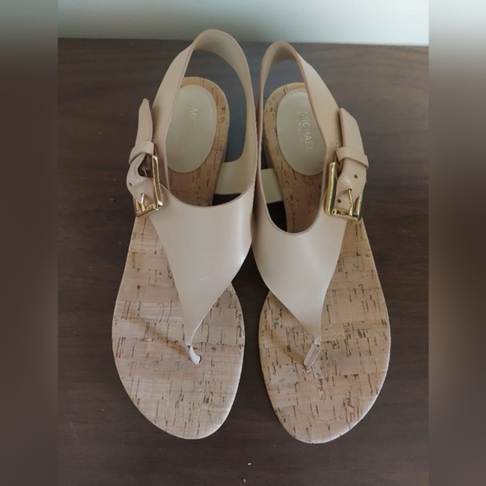 Michael kors size 9 London tan t strap thong sandles